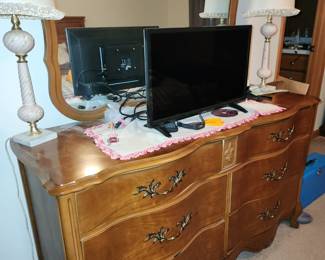 Bassett Furniture dresser with mirror