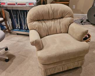 There are 2 of these.  Rocks & swivel. Clean