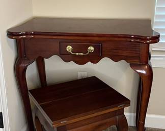 Bombay Company Queen Anne Style Console Table With Unknown Brand Stool/Table: 2pcs