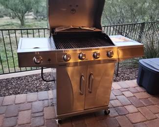 Char-Broil Performance Series 4-burner gas grill Use less than a handful of times... Great Condition.