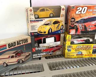 (5) Model Cars NASCAR, 1958 Plymouth Belvedere, Bburago Volkswagen 2000 Beetle Die-Cast Metal Kit
1958 Plymouth Belvedere AMT ProShop, NASCAR Tony Stewart 2005 Monte Carlo Home Depot Revell, Revell Metal Body Super Street Acura RSX Type-S, Bburago Volkswagen 2000 New Beetle Cup Die-Cast Metal Kit Model, Monogram Bad Actor 1:24 scale.