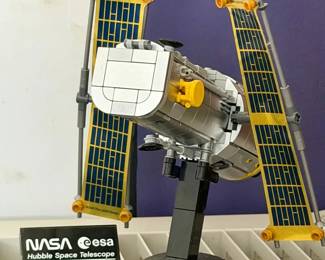 LEGO Icons NASA Space Shuttle Discovery Hubble Space Telescope
