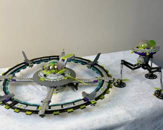 LEGO 7065 Space Alien Mothership & Tripod Invader