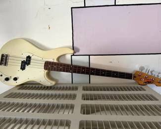 Peavey Milestone bass guitar