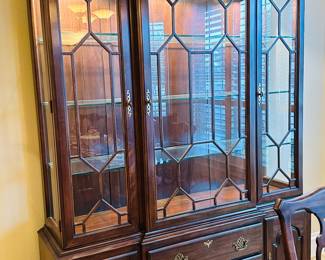 Glass cabinet / hutch