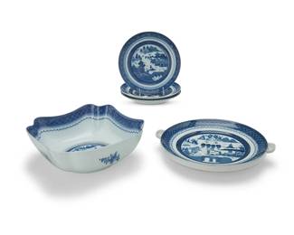 3121
Five Mottahedeh porcelain 'Blue Canton' tableware items
Late 20th/early 21st century
Each marked to underside: Mottahedeh / Vista Alegre Portugal / Historic Charleston Reproductions; and variously numbered: HC 138 / HC 112 / HC 103
Comprising one dessert bowl (1.75" H x 11.5" W x 10.25" D), one large square bowl (3.75" H x 9.625" W x 9.625" D), and three bread and butter plates (7" Dia.)
5 pieces
Estimate: $100 - $150