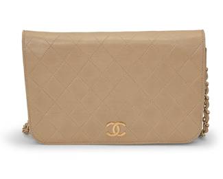 3034
A vintage leather handbag
Late 20th century
Unmarked; logo clasp front with hallmark; reverse of clasp stamped for designer
A tan quilted leather designer wallet handbag with gold-tone hardware including branded push clasp
and leather chain strap, lined in pale beige leather, with one zip pocket lined in tonal fabric, with D-brand nylon zipper with gold-tone branded charm
6" H x 9.375" W x 1.25" D / 15cm x 24 cm x 3 cm; strap drop: 15.5" / 39.5 cm
Estimate: $200 - $300