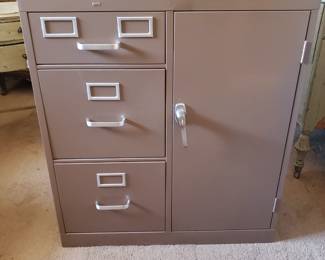 Metal safe with key-29x16x32