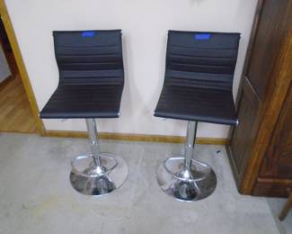 Adjustable counter chairs