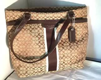 Coach Signature Tote/Handbag Number K1380F27008