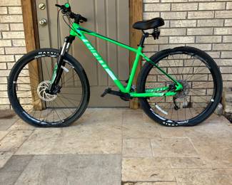 29” Giant Talon 2 mountain bike