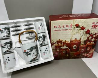 Lot 131 | NEW Chinese Tea Set Teapot Lidded Teacups
