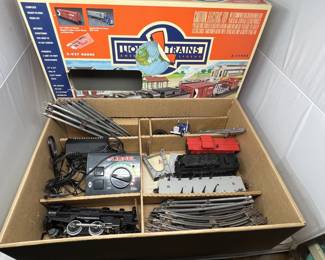 Lot 124 | Lionel Train Set O-027 Gauge Engine, Track, Cars,
