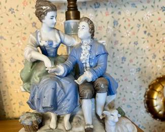Vtg. Porcelain Victorian courting couple table lamp