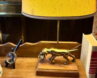 Brass hunting dog lamp
