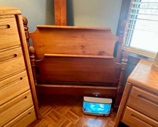 Oak twin bed frame w/head & foot board and rails