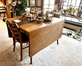 Drop leave dining table w/1 leaf and 4 chairs