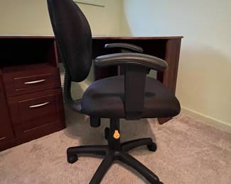 P32 - $15. Adjustable Office Chair in very good condition!