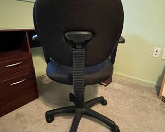 P32 - $15. Adjustable Office Chair in very good condition!