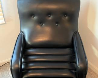 P2 - $400. Contour Chair Lounge Company Model 100. Viverator in Premiere Black. Measures 27" wide x 5' long. Does work! Missing knob but can be turned by hand. Vinyl is in excellent condition!
