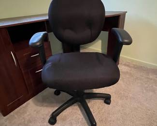 P32 - $15. Adjustable Office Chair in very good condition!