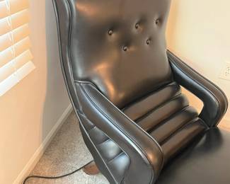 P2 - $400. Contour Chair Lounge Company Model 100. Viverator in Premiere Black. Measures 27" wide x 5' long. Does work! Missing knob but can be turned by hand. Vinyl is in excellent condition!