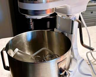 Beautiful Kitchenaid mixer. Great Christmas gift without breaking the bank!