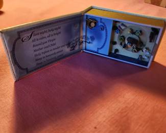 Silent night music box