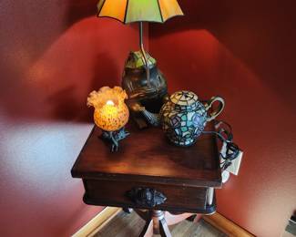 Small table full of great lamps