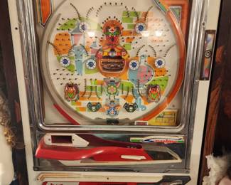 Sankyo Japanese Game, it seems to be mounted to the wall and we are looking for the keys while setting up