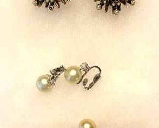 MS510Vintage Earrings And Pin Ensemble 