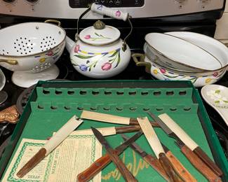 Porcelain of metal pots