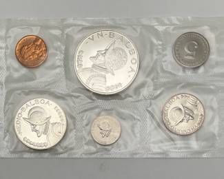 1972 Panama Proof Set. Minted by the U.S. Mint at San Francisco. The Un Balboa contains 0.7734 oz. Silver, same as the U.S. silver dollar. Original Mint Packaging. Mintage = 13,322.