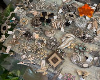 lots of vintage brooches perfect for a unique gift, groomsmen boutonniere's, to use on a bridal bouquet, make a Christmas art project or wear them