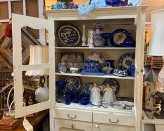 Blue and white pieces and collectible dolls