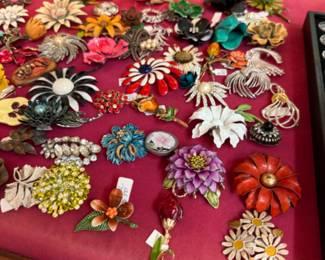lots of vintage brooches perfect for a unique gift, groomsmen boutonniere's, to use on a bridal bouquet, make a Christmas art project or wear them