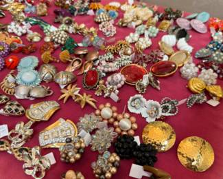 lots of vintage brooches perfect for a unique gift, groomsmen boutonniere's, to use on a bridal bouquet, make a Christmas art project or wear them