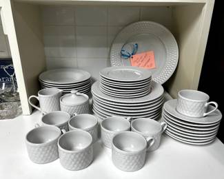Oneida Majesesticware "Basketweave"  pattern - 45-piece dinnerware set 