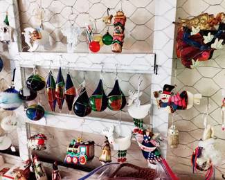 METROLPOLITAN MUSEUM OF ART HAND BLOWN GLASS ORNAMENTS (CENTER ROW)