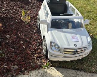 MERCEDES CAR FOR KIDS - WITH BATTERY