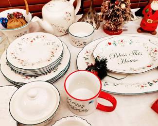 PFALTZGRAPH "WINTERBERRY" - 4 PLACE SETTINGS PLUS EXTRA PIECES