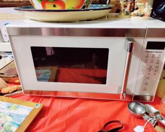 LIKE NEW MICROWAVE