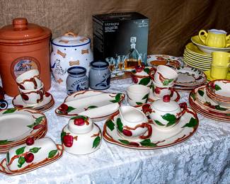 CERAMICS AND GLASSWARE - FRANCISCAN APPLE PATTERN