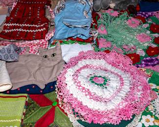 VINTAGE TEXTILES - DOILIES