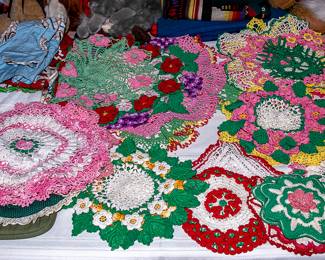 VINTAGE TEXTILES - DOILIES