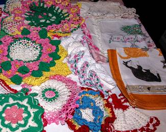 VINTAGE TEXTILES - DOILIES