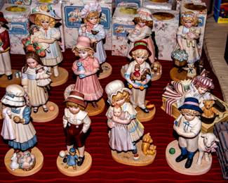 JAN HAGARA FIGURINES