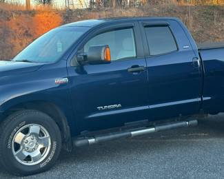 2007 TOYOTA TACOMA WITH 71.400 MILES. EXTENDED CAB, 4WD, V-8 MOTOR, 6 1/2 FOOT BED