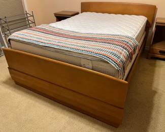 Authentic full size Heywood Wakefield Mid Century Modern maple bed