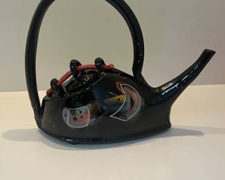 Ceramic teapot by
Lambeth Marshall
Local Waxhaw Artist